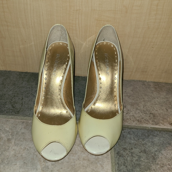 BCBGirls Y2K ivory peep toe pumps 7.5 - Picture 4 of 6